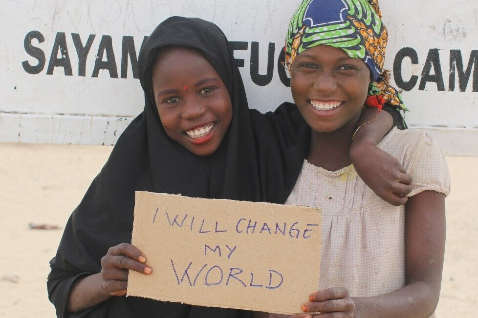 Sie stehen am Welt-Mädchentag im Mittelpunkt: Mädchen wie diese beiden lachenden Kinder im Niger