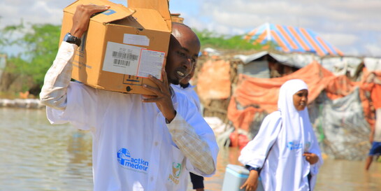 Helfer in Somalia bringen Lebensmittel zu Betroffenen der Flut