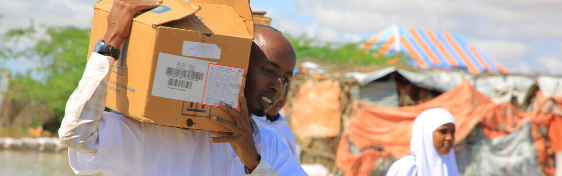 Helfer in Somalia bringen Lebensmittel zu Betroffenen der Flut