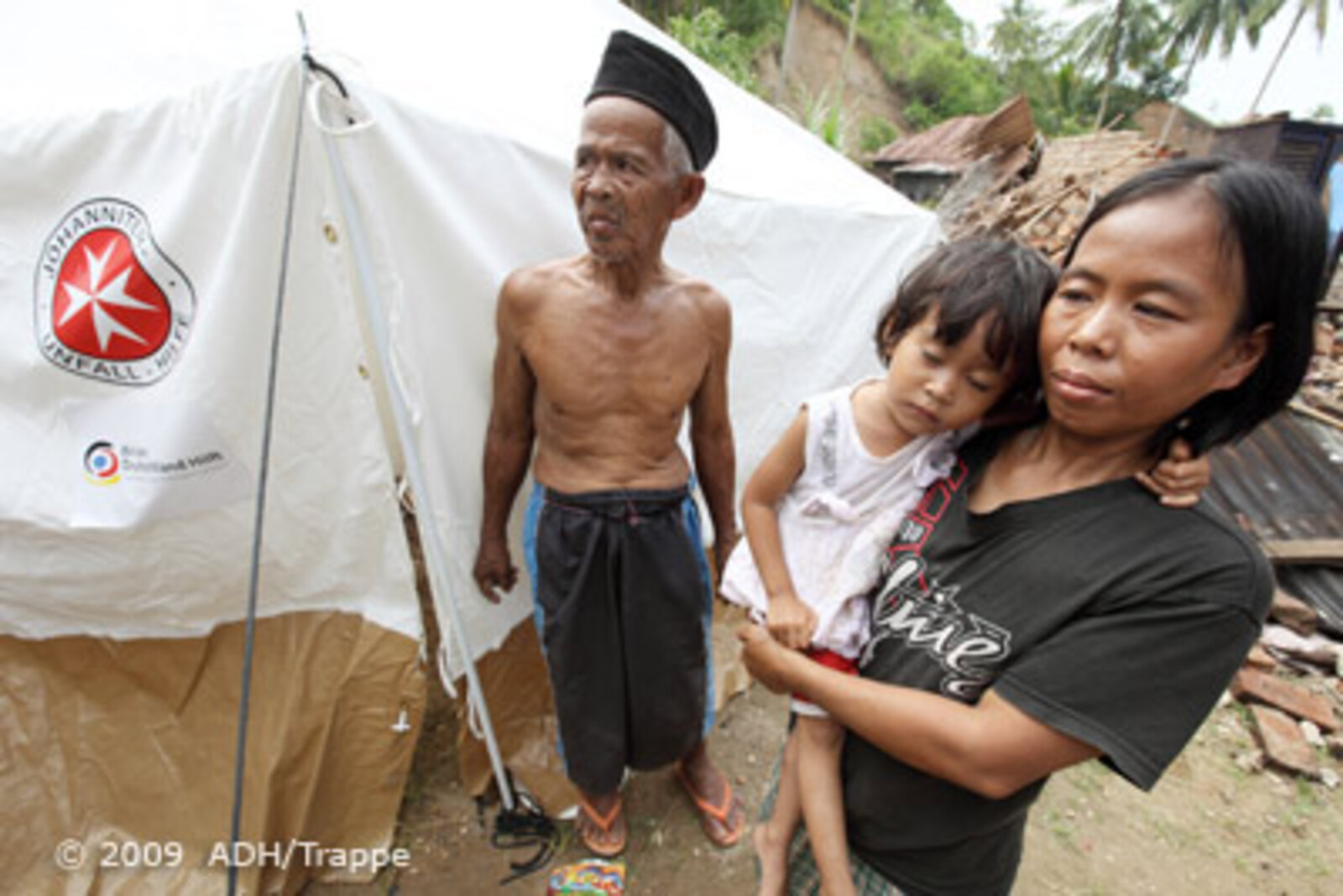 Katastrophen Südostasien: Familie vor einem Zelt der Malteser