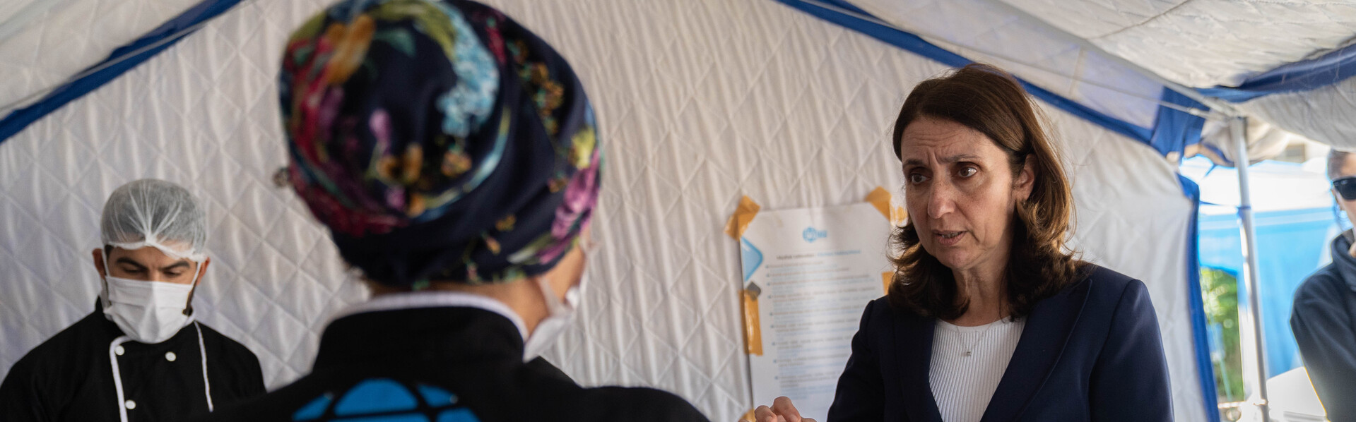 Frau Aydan Özoğuz unterhält sich mit einer Helferin der Johanniter im türkischen Erdbebengebiet