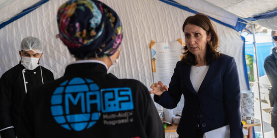 Frau Aydan Özoğuz unterhält sich mit einer Helferin der Johanniter im türkischen Erdbebengebiet