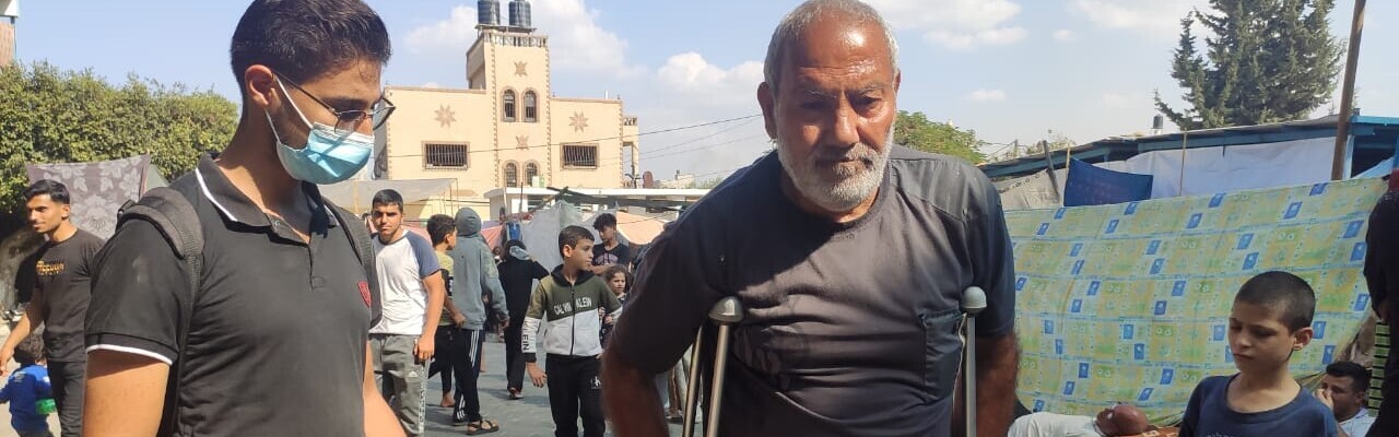 Ein Mann in Gaza mit zwei Gehhilfen