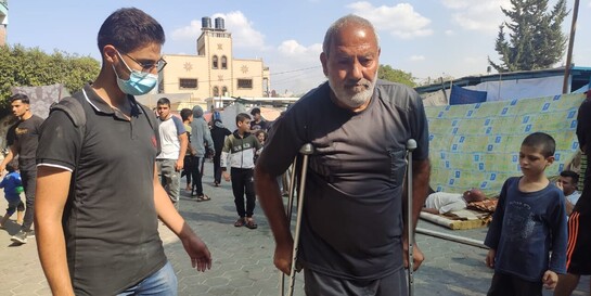 Ein Mann in Gaza mit zwei Gehhilfen