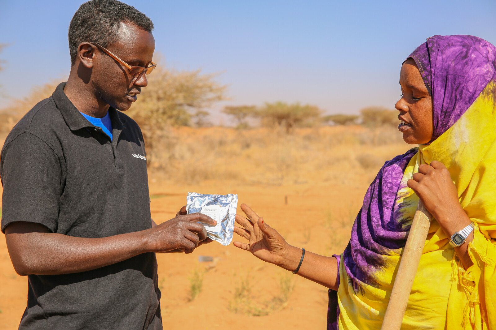 Katastrophenvorsorge: Ein Helfer mit einer Bäuerin in Somalia, wo große Dürre herrscht 
