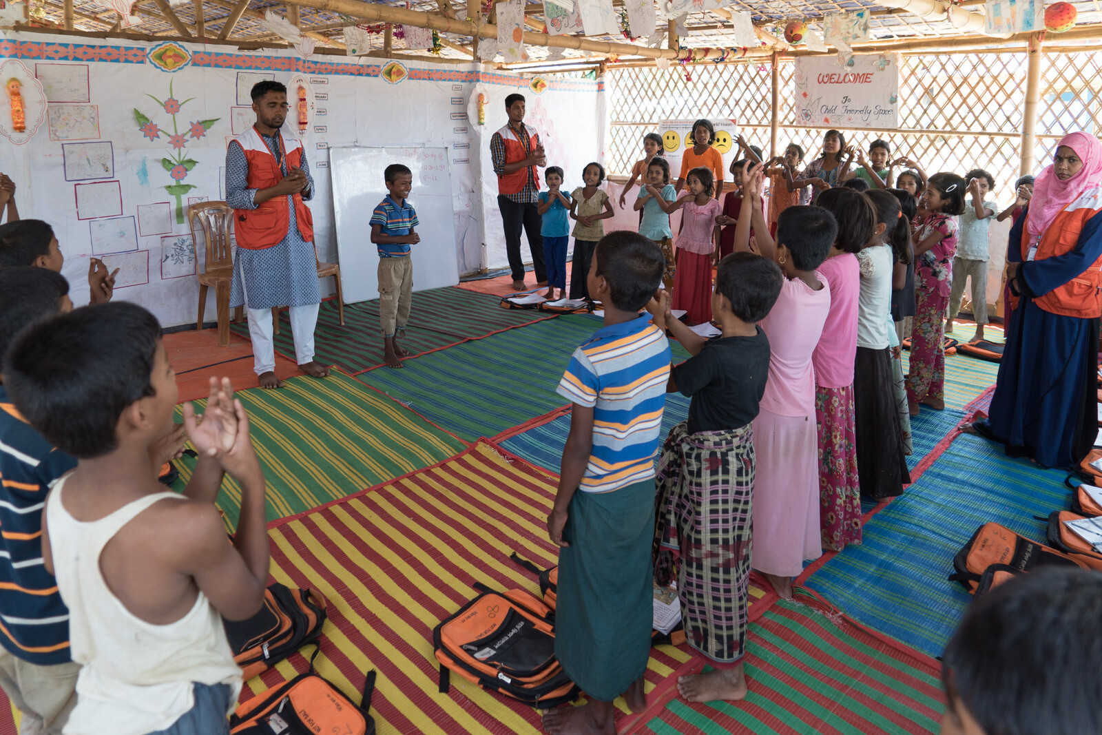 Helfer von World Vision spielen mit geflüchteten Kindern aus Myanmar in Child Friendly Spaces
