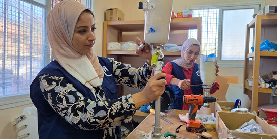 In Gaza fertigt eine Helferin eine Prothese an