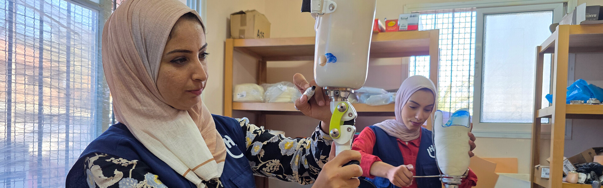 In Gaza fertigt eine Helferin eine Prothese an