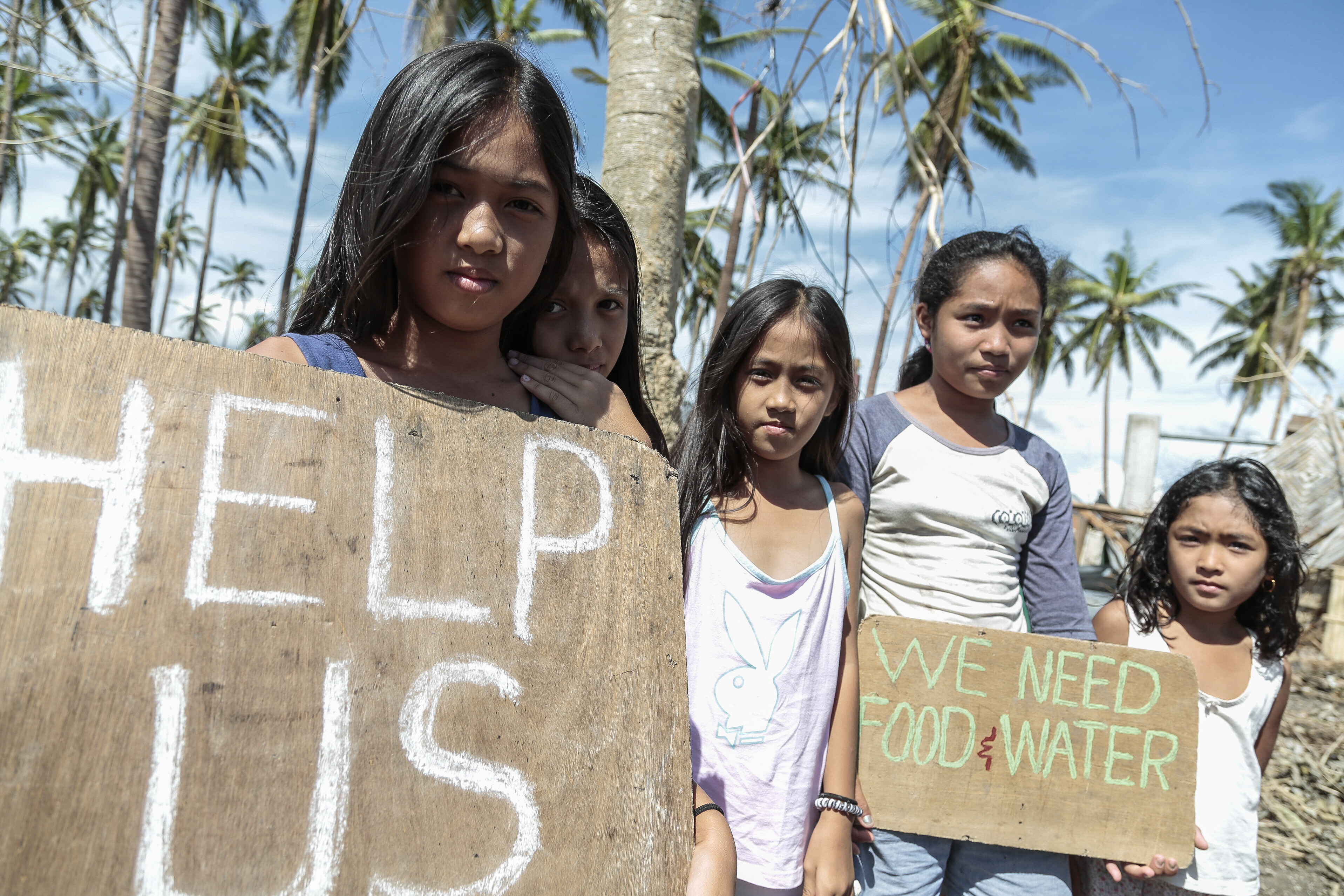 Nach der Naturkatastrophe brauchen philippinische Kinder Hilfe Nach der Naturkatastrophe brauchen philippinische Kinder Hilfe