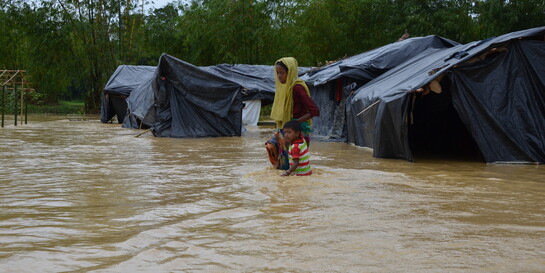 Frau und Kind in Überschwemmungsgebiet (Archivbild)