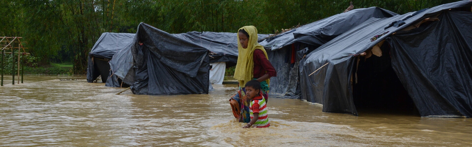 Frau und Kind in Überschwemmungsgebiet in Asien (Archivbild)