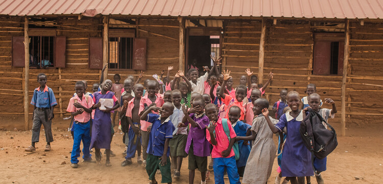 Bei einer Schulspeisung im Südsudan teilen Helfer eine Mahlzeit am Tag für die Kinder aus