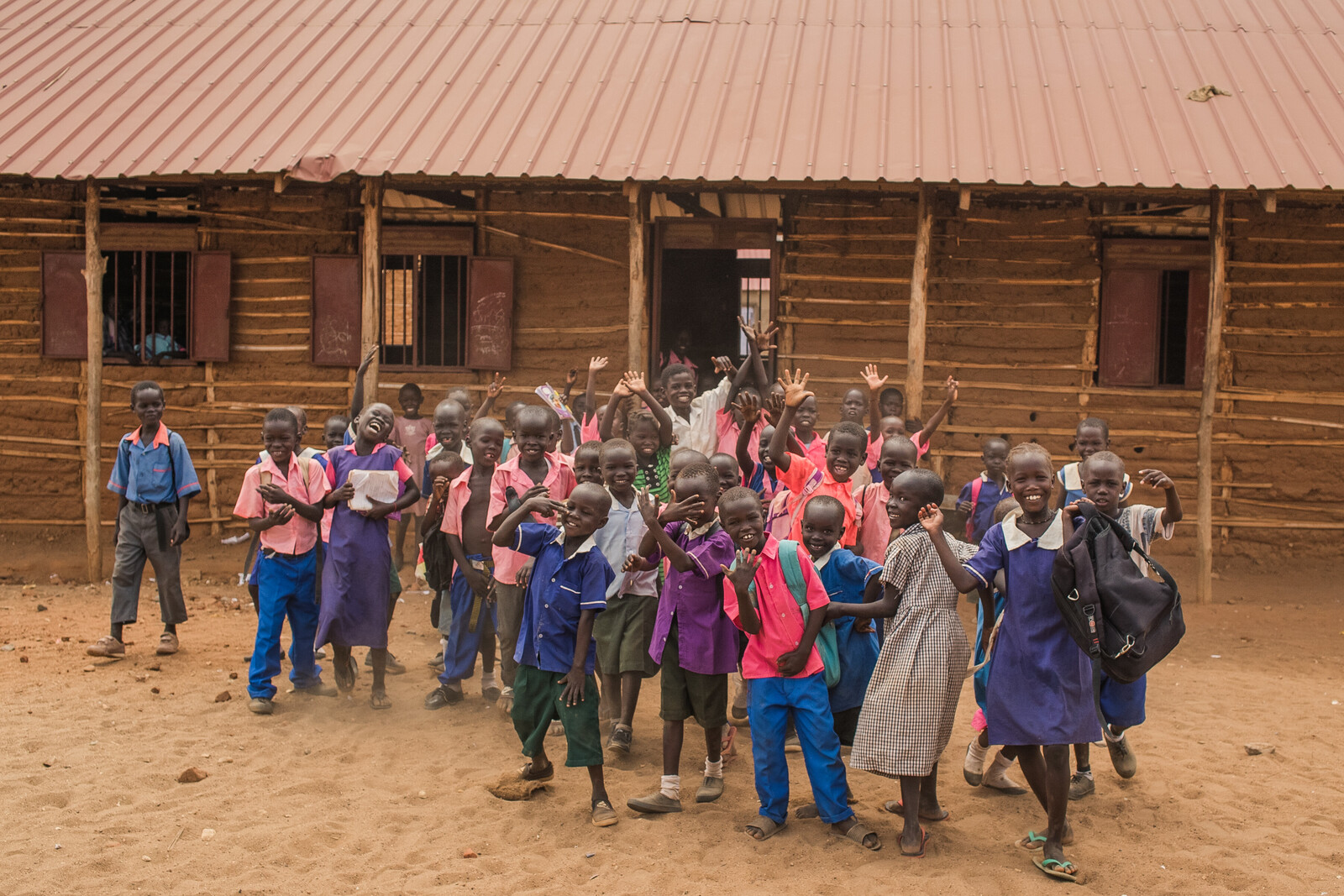 Bei einer Schulspeisung im Südsudan teilen Helfer eine Mahlzeit am Tag für die Kinder aus