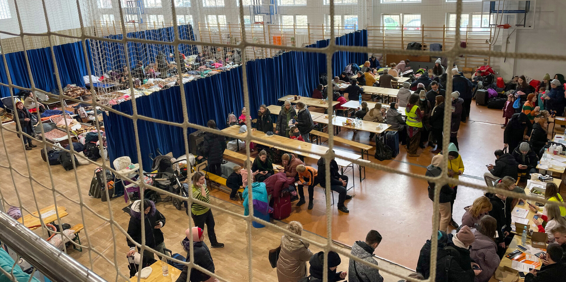 Sporthalle wird zu Notunterkunft für ukrainische Geflüchtete in Polen Sporthalle wird zu Notunterkunft für ukrainische Geflüchtete in Polen