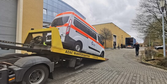 Verladung eines Krankenwagens für die Ukraine