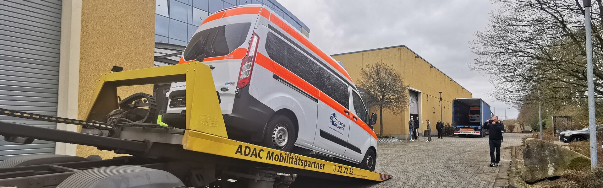 Verladung eines Krankenwagens für die Ukraine