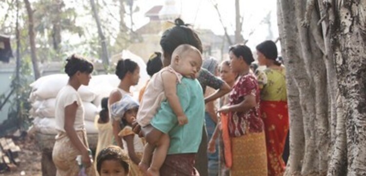 Zyklon Myanmar:Gruppe von Menschen