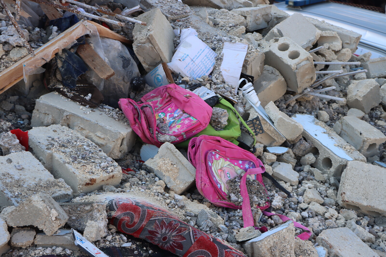Schulranzen und Taschen von Kindern sind in den Trümmern begraben