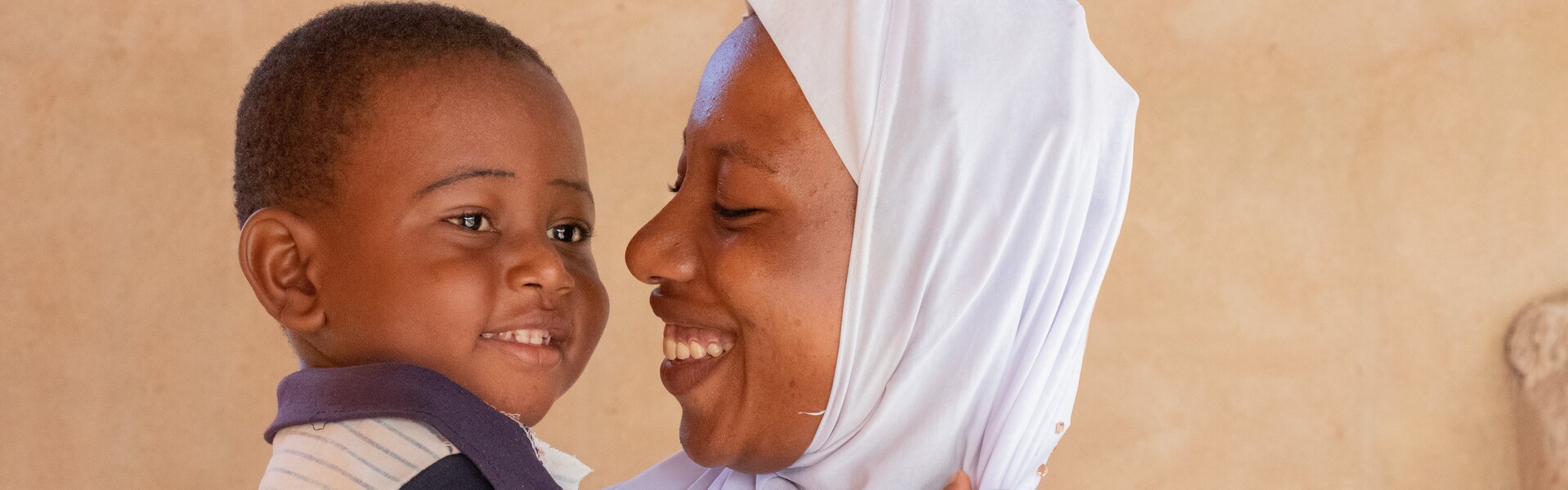 Mutter und Kind in einem Hilfsprojekt von World Vision  