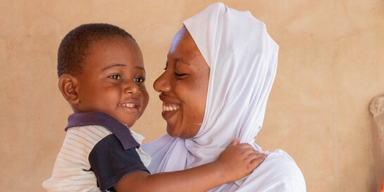Mutter und Kind in einem Hilfsprojekt von World Vision  