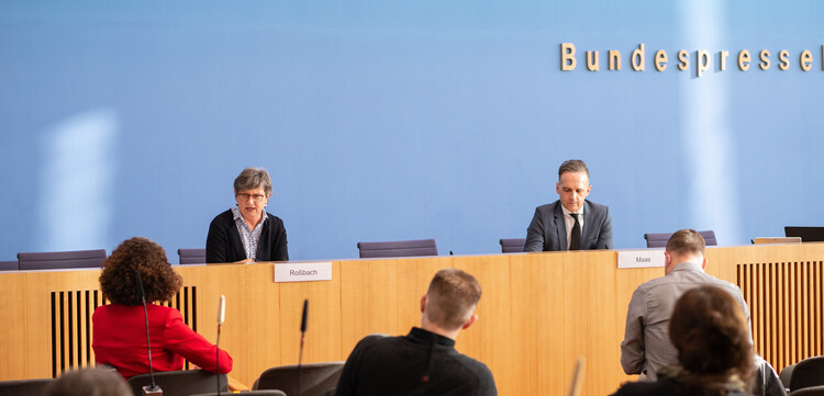 Heiko Maas und Manuela Roßbach bei der Pressekonferenz