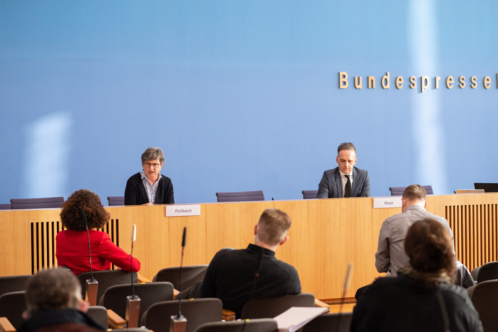 Heiko Maas und Manuela Roßbach bei der Pressekonferenz
