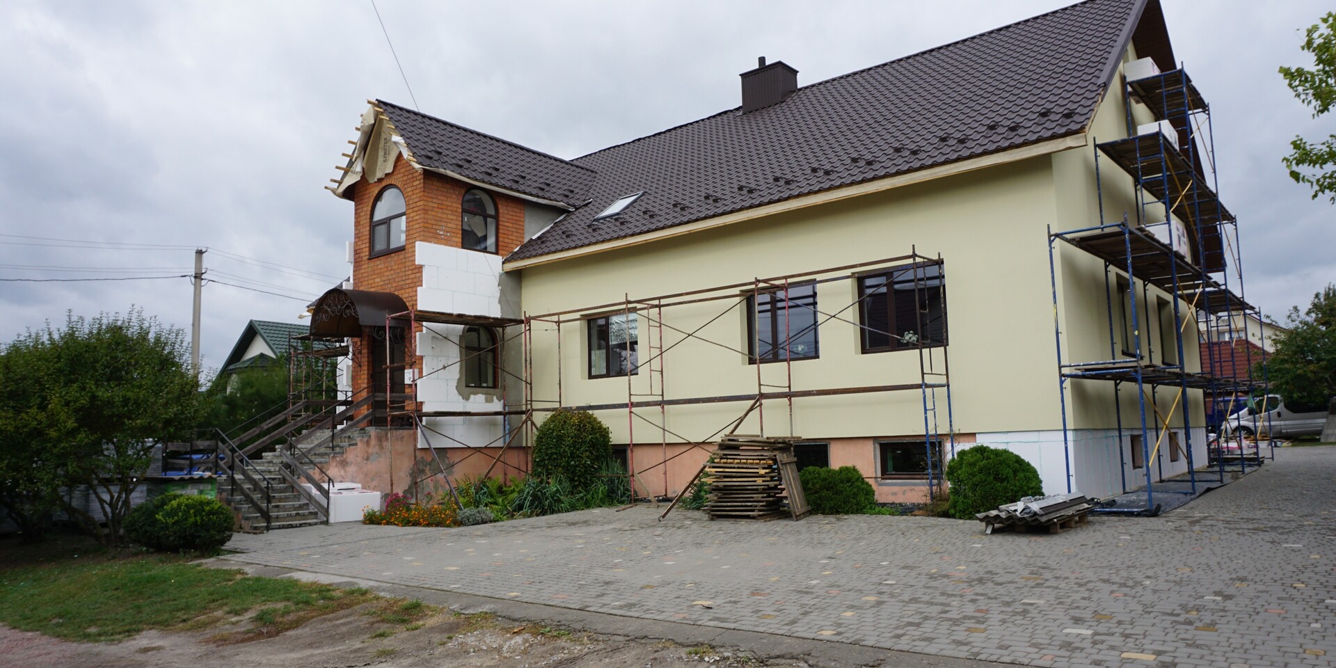 GLOBAL CARE lässt Häuser in der Ukraine isolieren