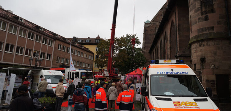 Der Arbeiter-Samariter-Bund kam mit einem Rettungswagen zum Lorenzer Platz