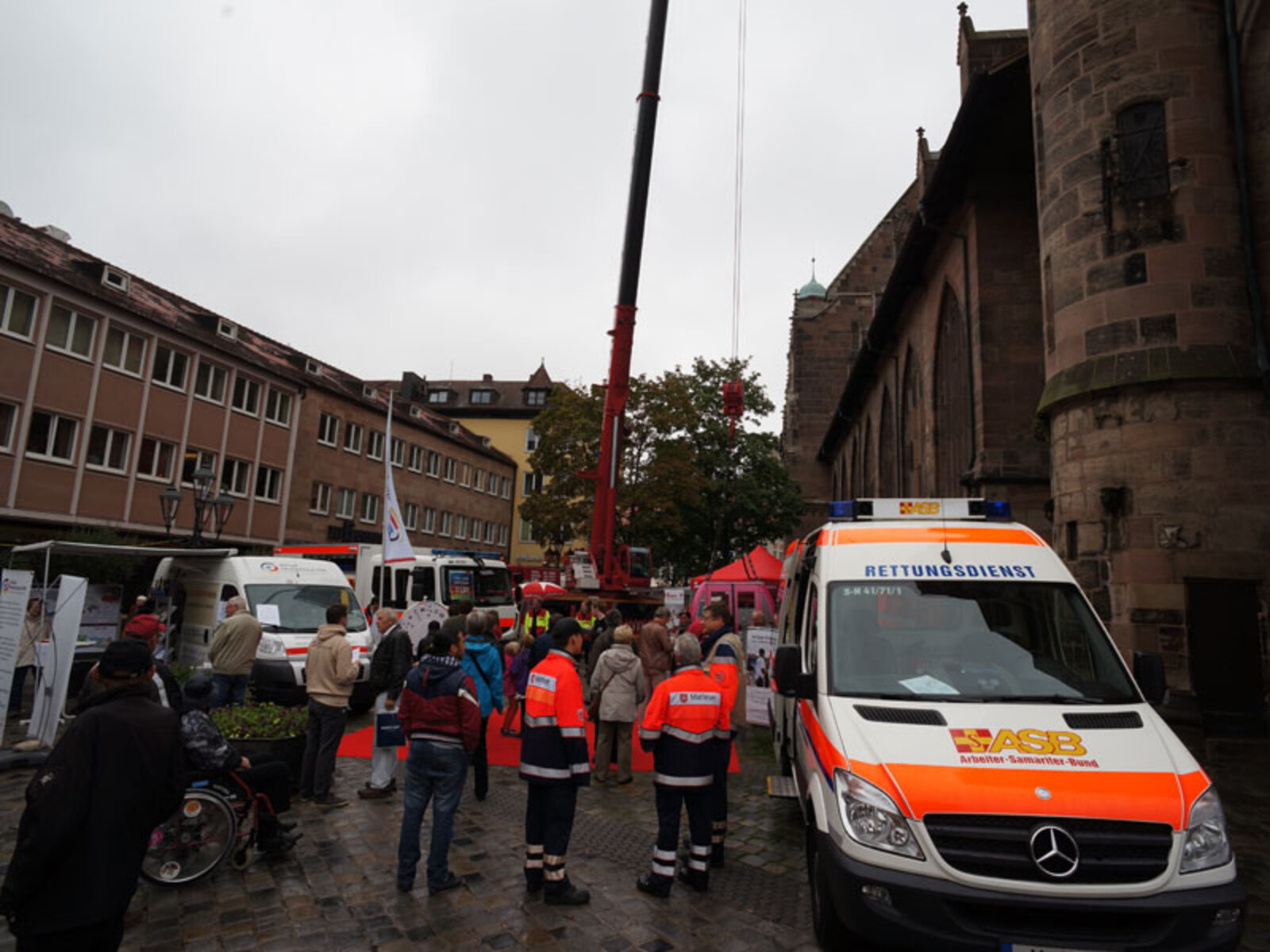 Der Arbeiter-Samariter-Bund kam mit einem Rettungswagen zum Lorenzer Platz