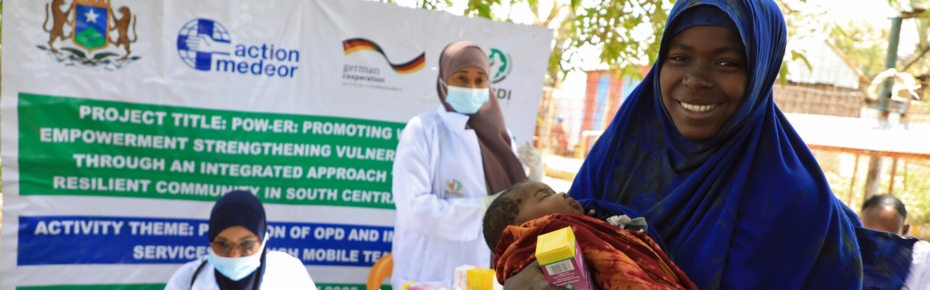 Durch das Power-Projekt bekommen Tausende Frauen in Somalia Zugang zu Gesundheitsversorgung und Medizin Eine Mutter in Somalia erhält für sich und ihr Baby Medizin