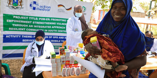 Eine Mutter in Somalia erhält für sich und ihr Baby Medizin Eine Mutter in Somalia erhält für sich und ihr Baby Medizin