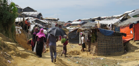 Menschen im Mega-Camp in Bangladesch, wo Flüchtlinge aus Myanmar Zuflucht finden.