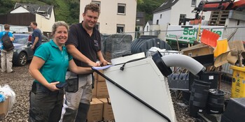 Helfer:innen im Flutgebiet mit einem Bautrockner