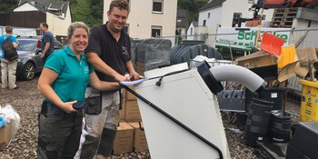 Helfer:innen im Flutgebiet mit einem Bautrockner