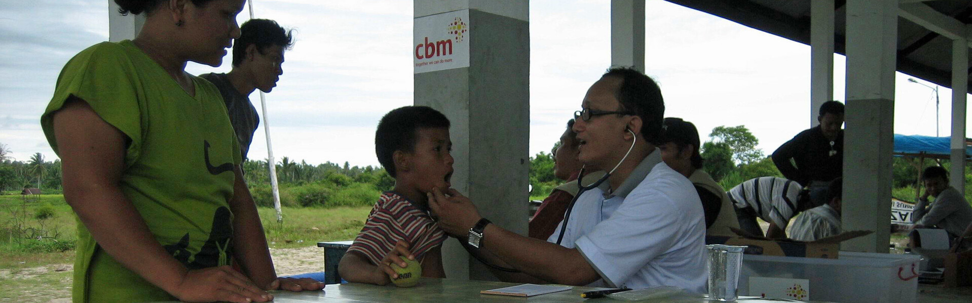 Ein Junge wird in einem Gesundheitszentrum in Indonesien untersucht (Archivbild)