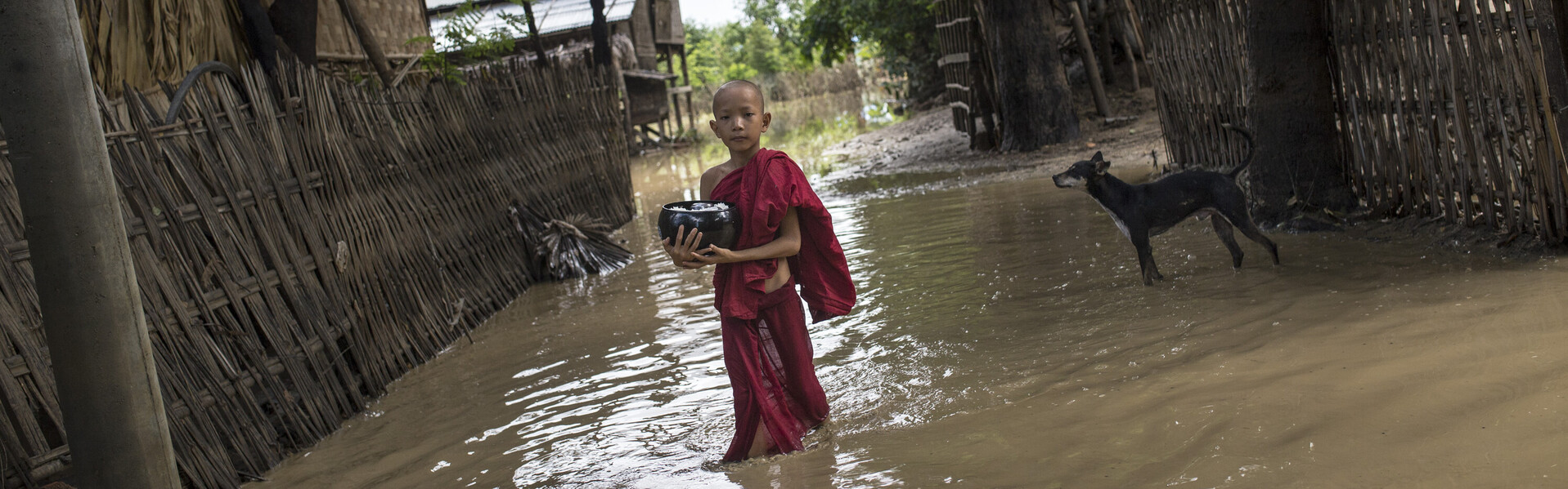 Ein Kind in Myanmar, einem Nachbarland von Laos. Der Monsun sorgt dort häufig für Überschwemmungen