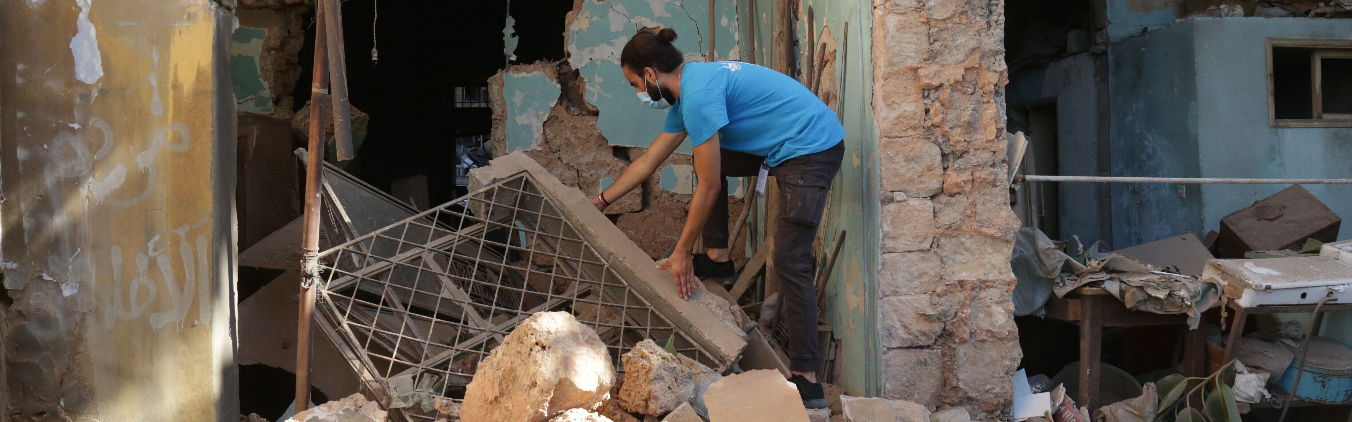 Ein Helfer in Beirut bei Aufräumarbeiten nach der Explosion