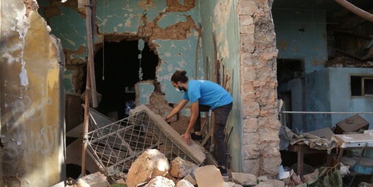 Ein Helfer in Beirut bei Aufräumarbeiten nach der Explosion