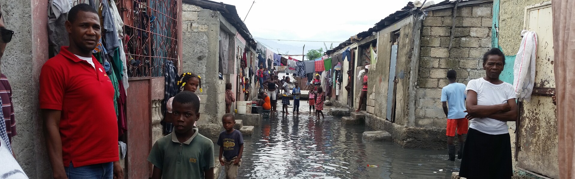 Menschen stehen in Wassermassen nach dem Hurrikan Matthew auf Haiti