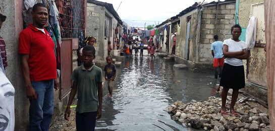Menschen stehen in Wassermassen nach dem Hurrikan Matthew auf Haiti