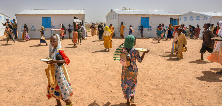 Menschen in einem Flüchtlingscamp im Tschad Menschen in einem Flüchtlingscamp im Tschad