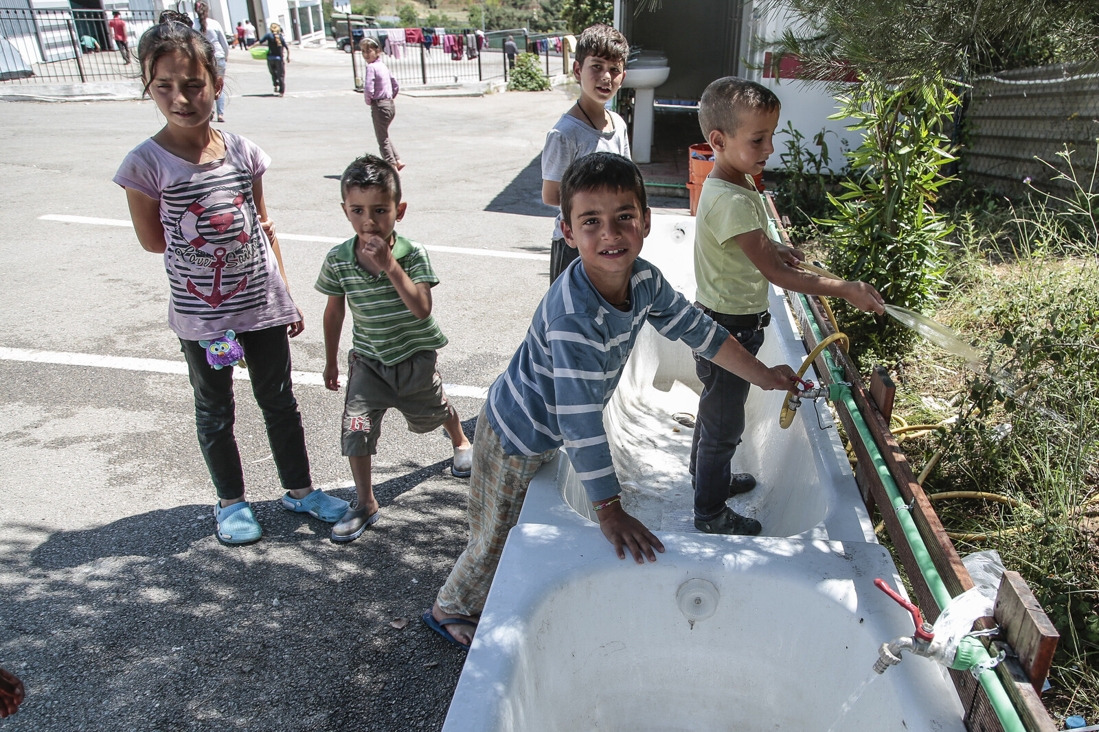 Mädchen und Jungen in einem Flüchtlingscamp