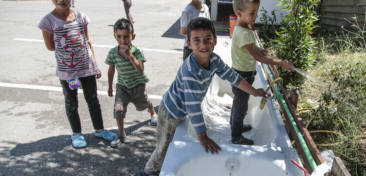 Mädchen und Jungen in einem Flüchtlingscamp Mädchen und Jungen in einem Flüchtlingscamp