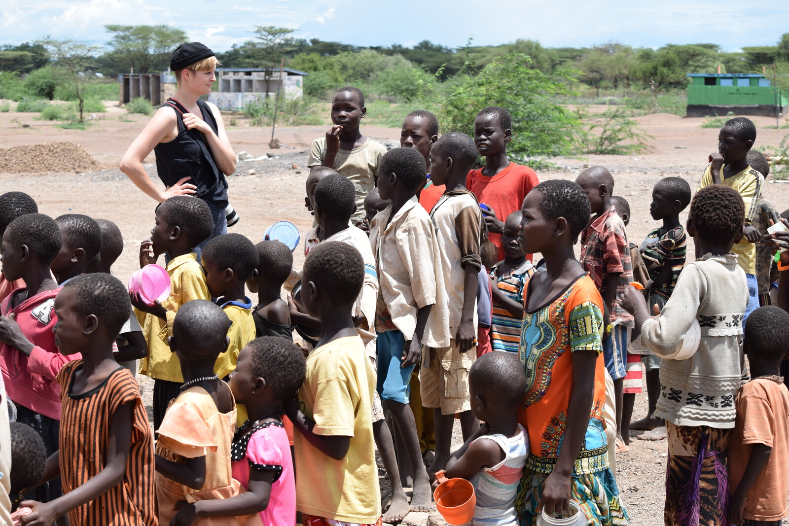 Johanna Sagmeister beim Besuch einer Schule während der kostenlosen Mittagessenausgabe für mittellose Kinder der lokalen Bevölkerung.