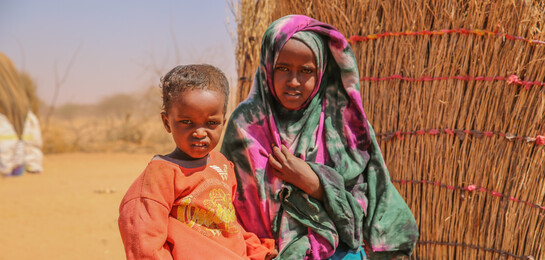 Zwei Kinder in Somalia.