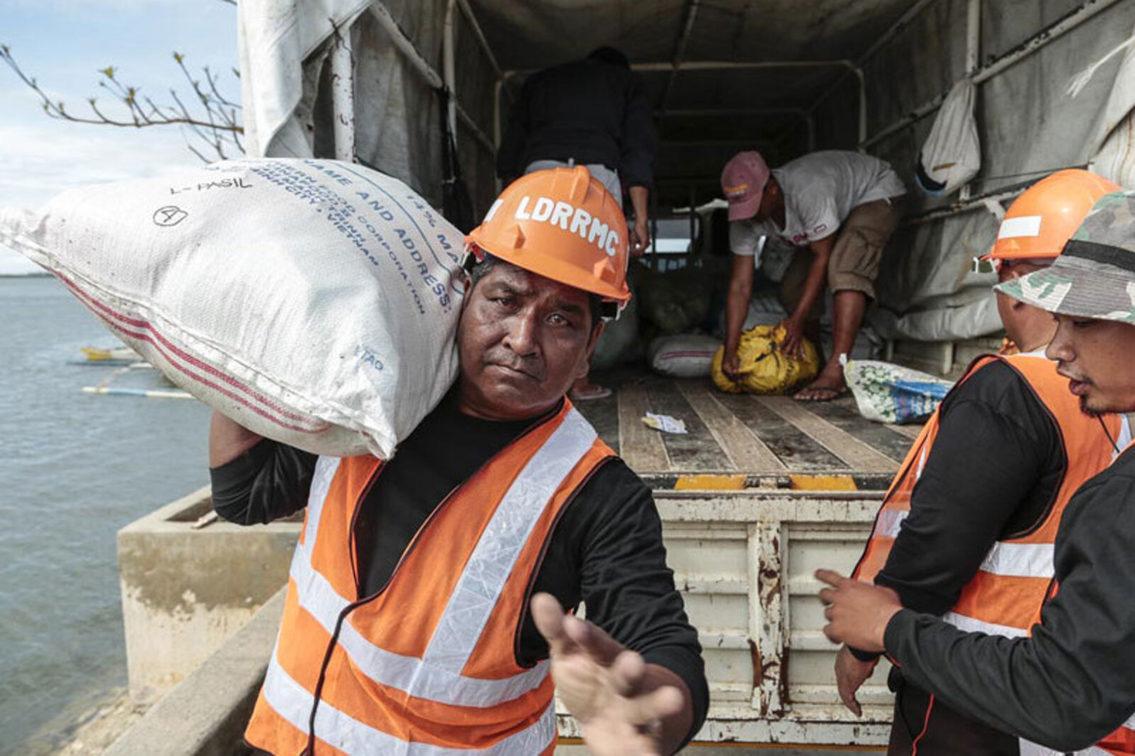 Ein Mann mit Hilfsgütern für Menschen, die nach Taifun Haiyan Hilfe benötigen
