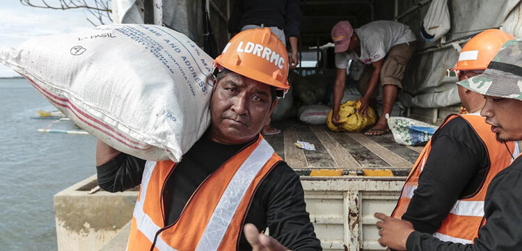 Ausladen der Hilfsgüter