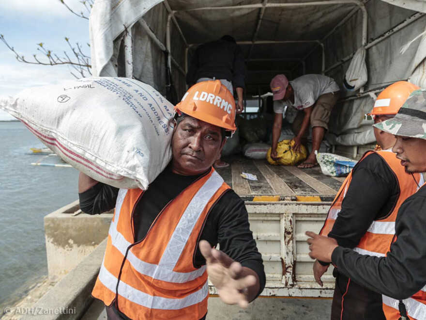 Ausladen der Hilfsgüter