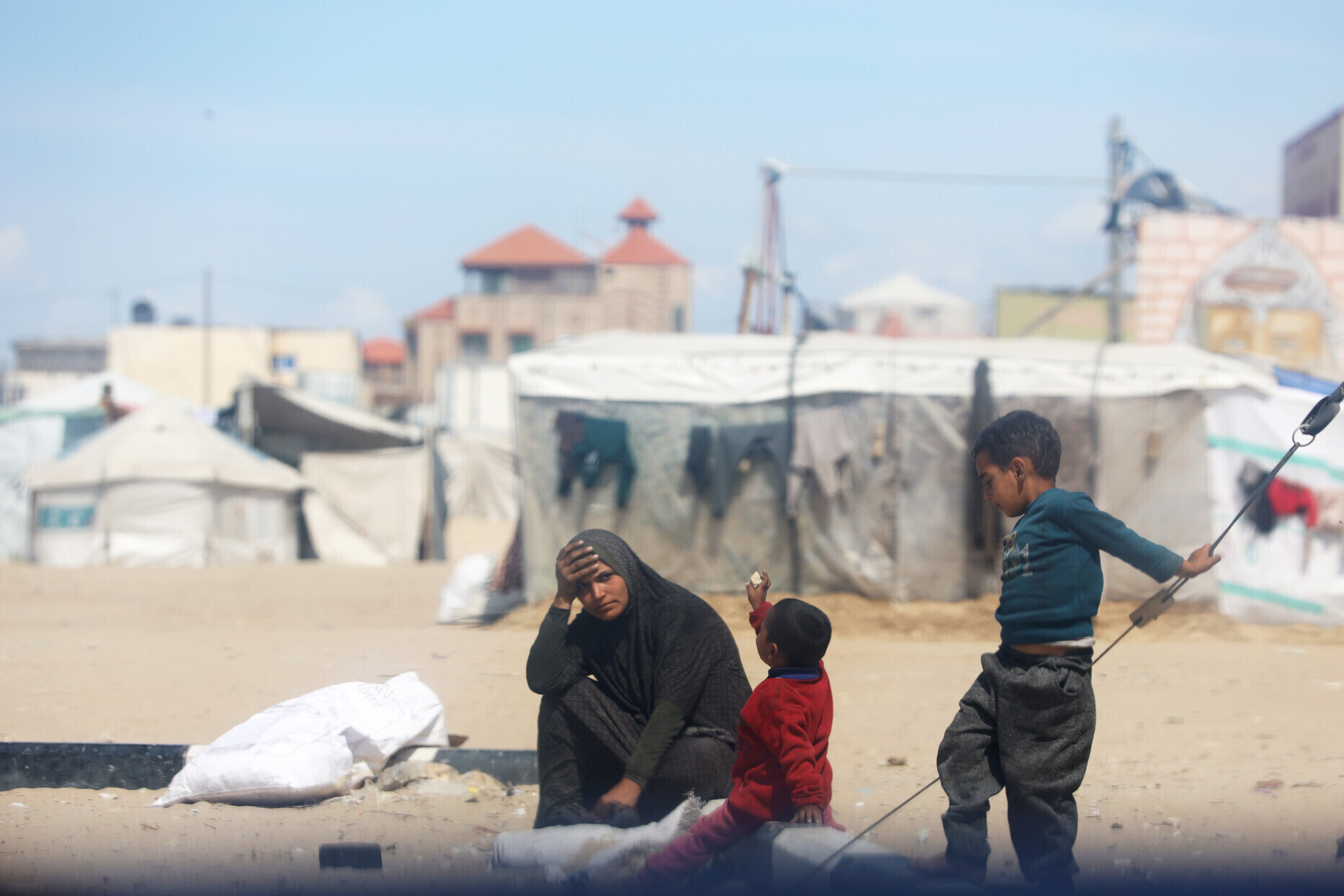 Eine geflüchtete Familie im Gazastreifen, wo viele Menschen Hunger leiden Eine geflüchtete Familie im Gazastreifen, wo viele Menschen Hunger leiden