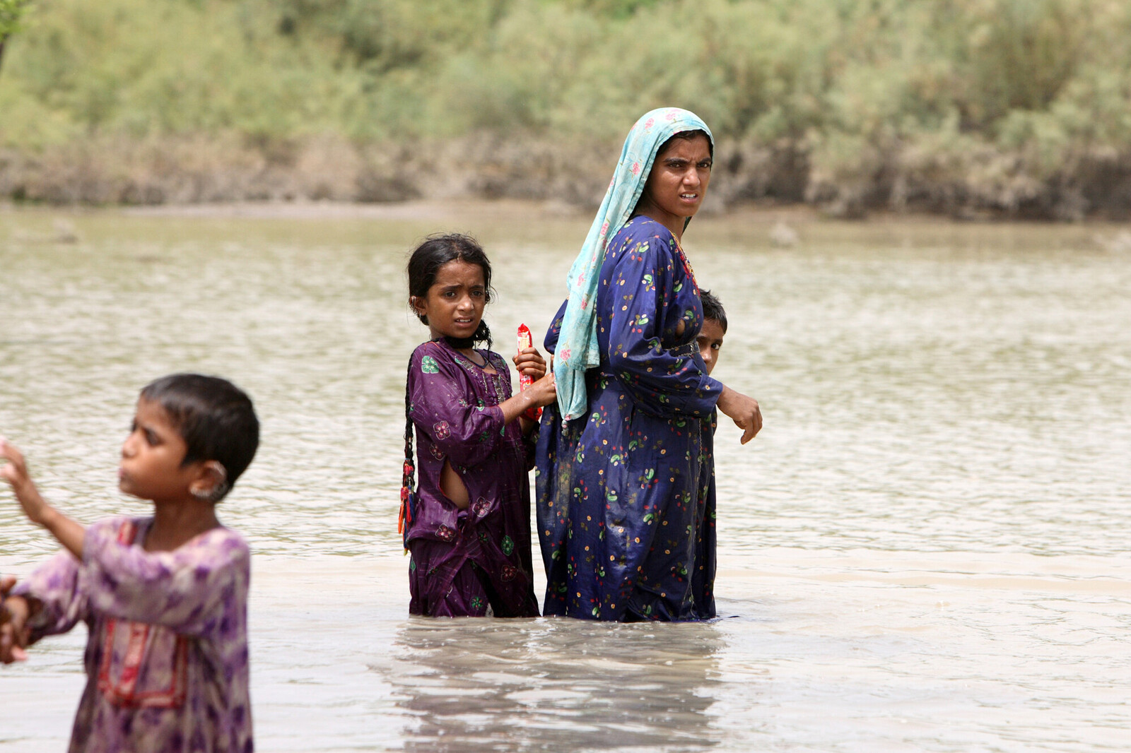 Frau und Kinder aus Pakistan, Asien, inmitten von Fluten 